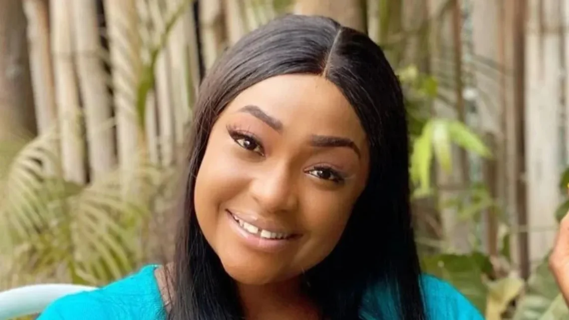 Lizzy Gold Biography
